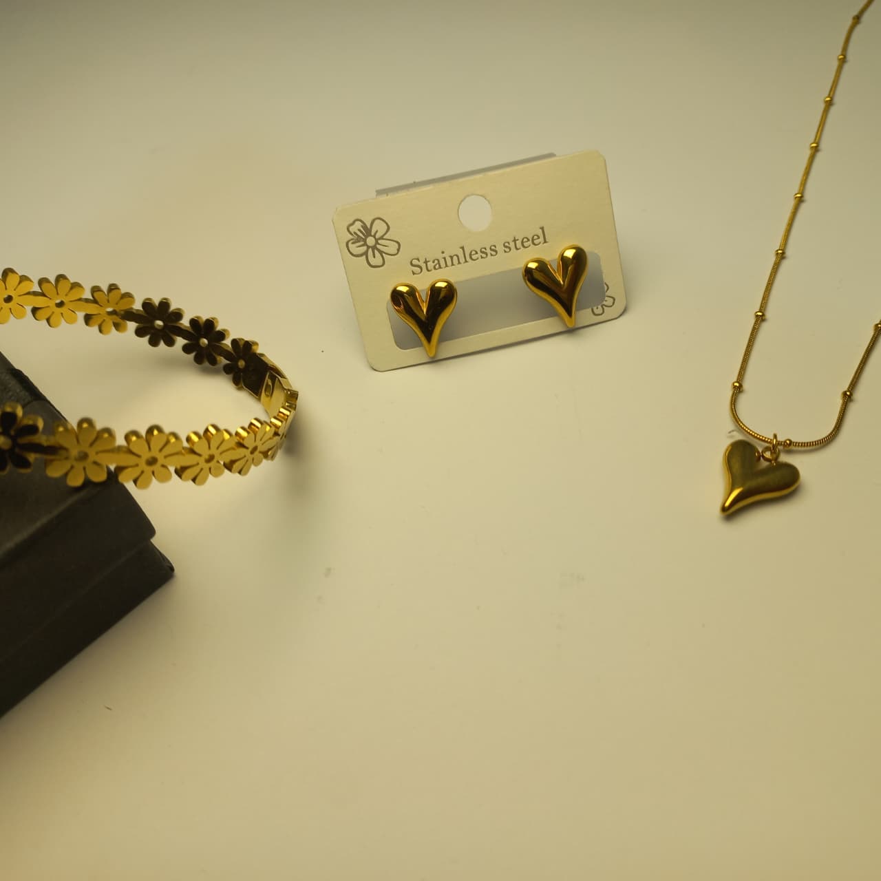 Waterproof Heart Pendant Necklace, Stud Earrings & Daisy Flower Bangle