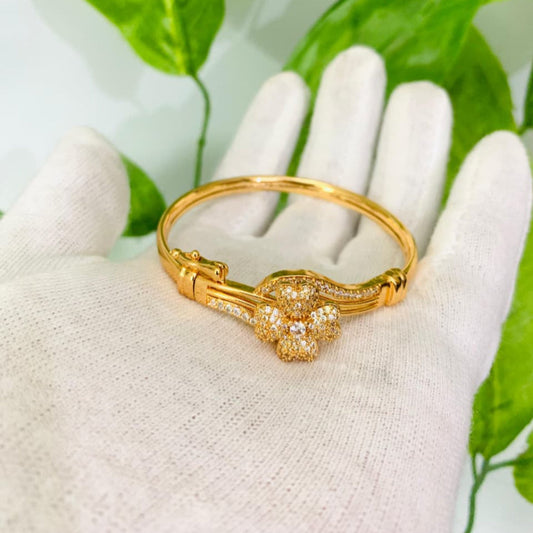 Glimmering Clover Bangle - Stainless Steel