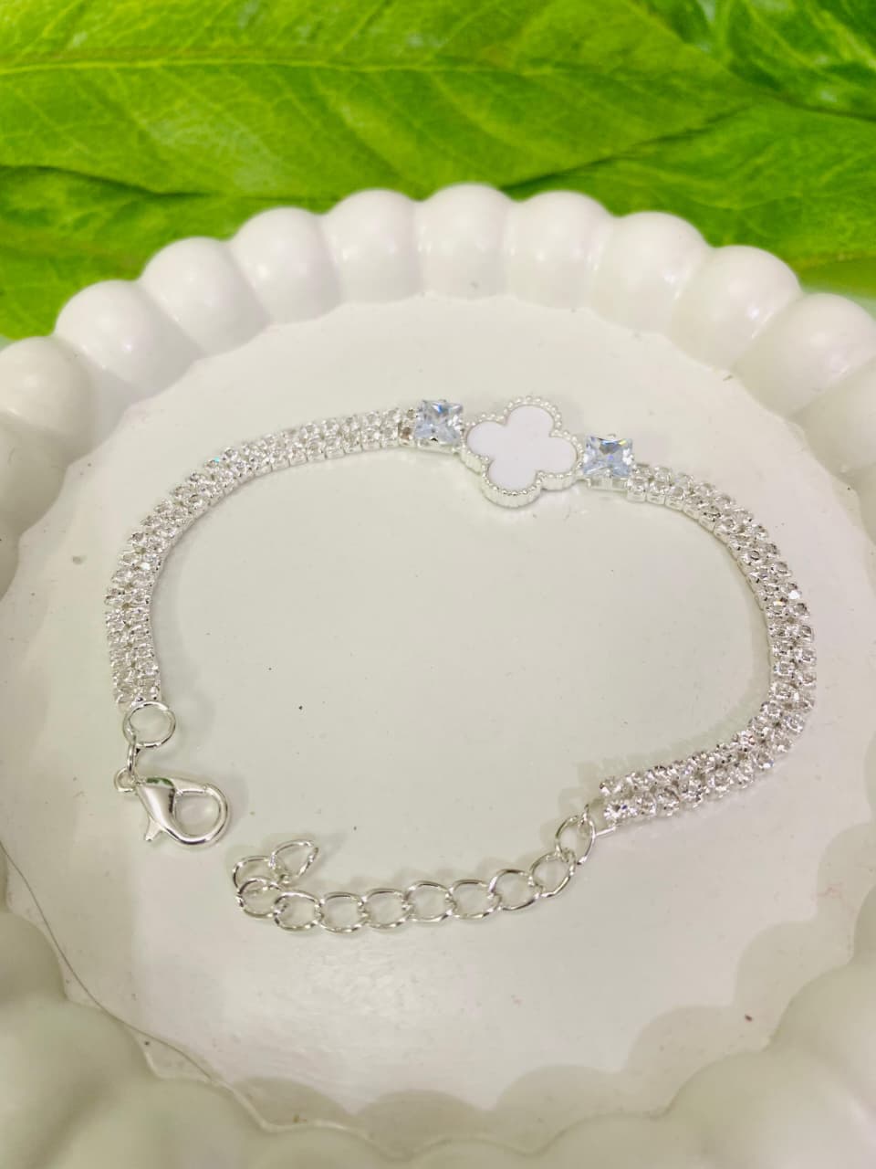 Elegant Ladies' Four-Leaf Clover Bracelet