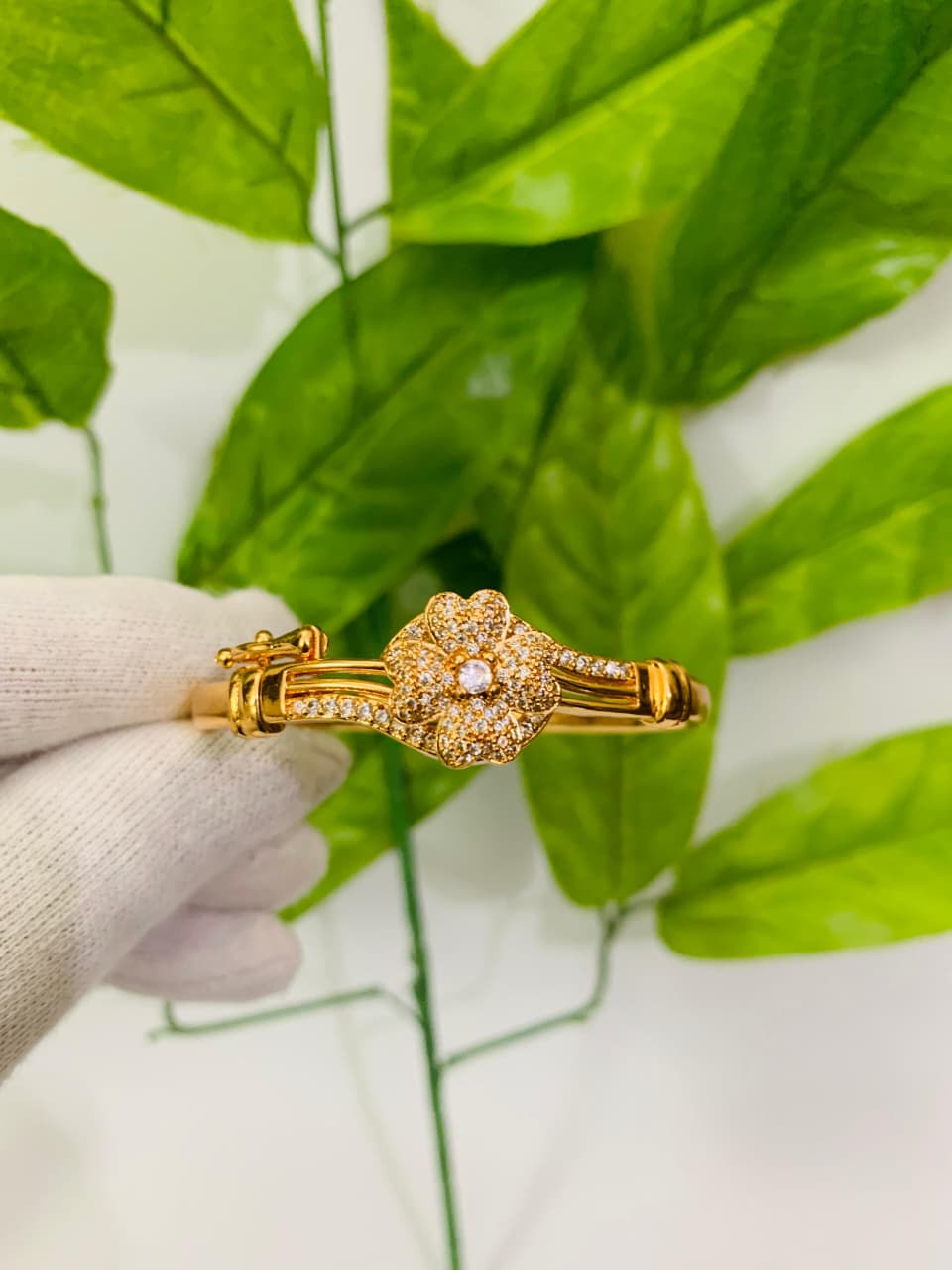 Glimmering Clover Bangle - Stainless Steel