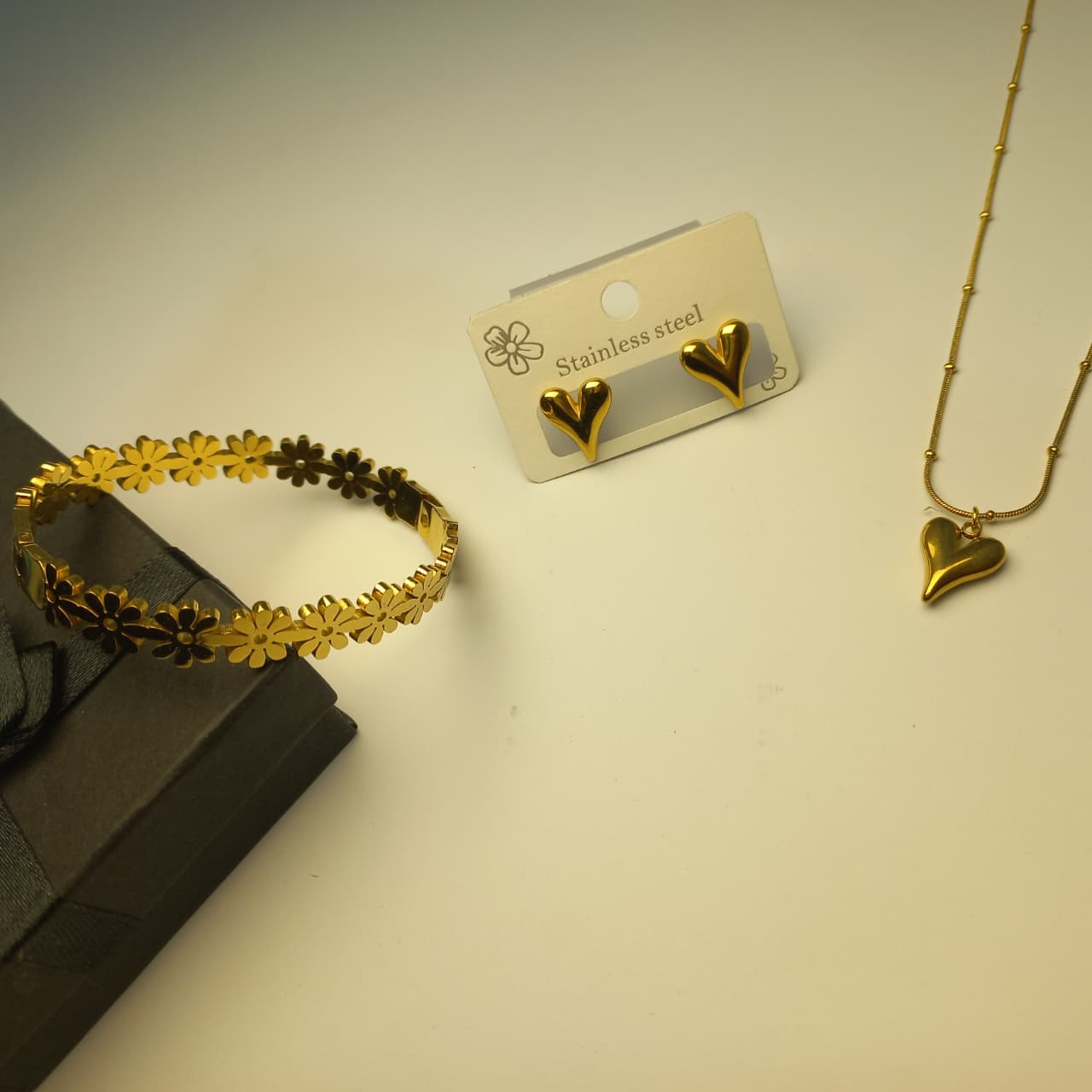 Waterproof Heart Pendant Necklace, Stud Earrings & Daisy Flower Bangle