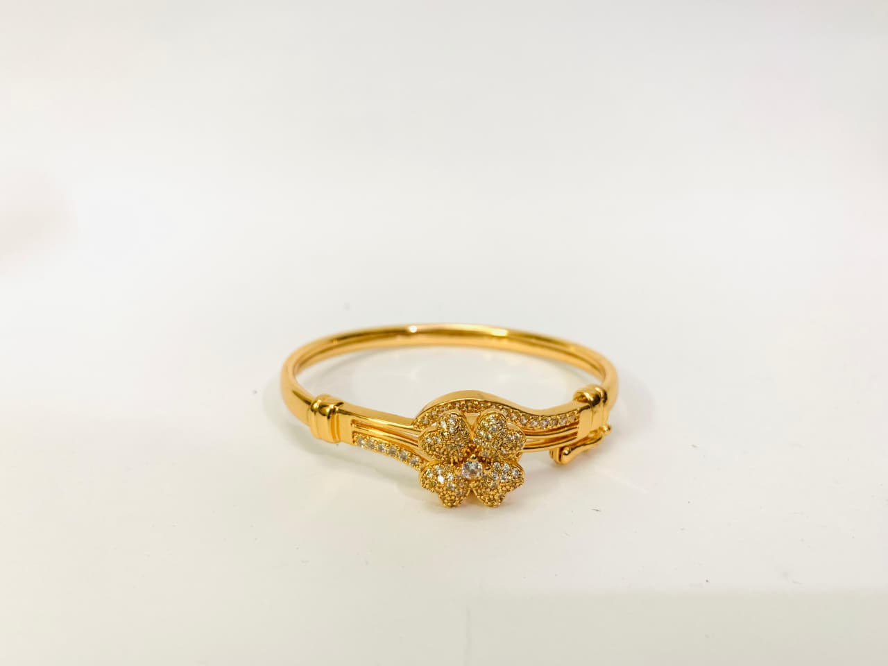 Glimmering Clover Bangle - Stainless Steel