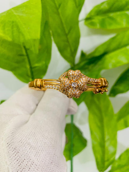 Glimmering Clover Bangle - Stainless Steel