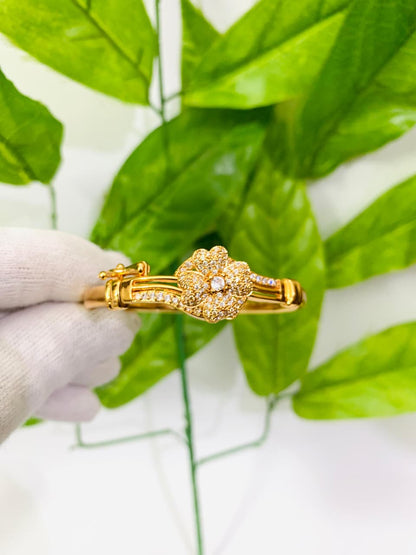 Glimmering Clover Bangle - Stainless Steel