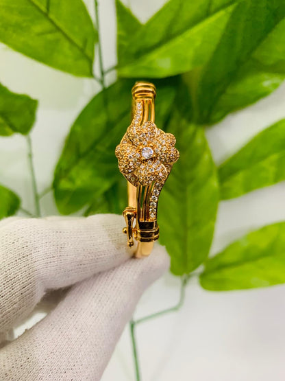 Glimmering Clover Bangle - Stainless Steel