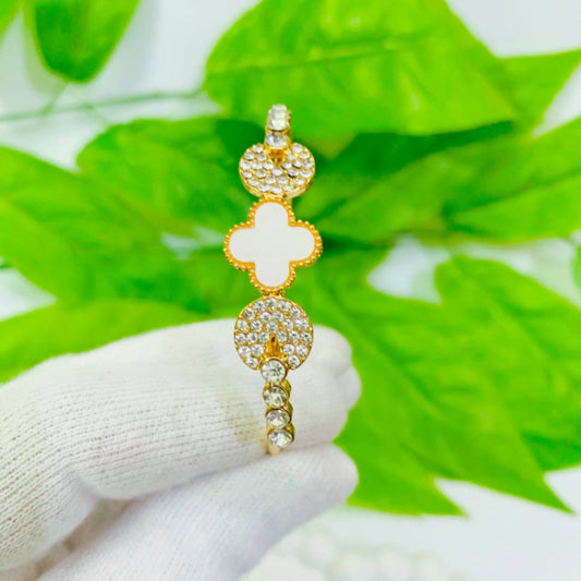 ✨ Elegant Clover & Diamond Bracelet ✨